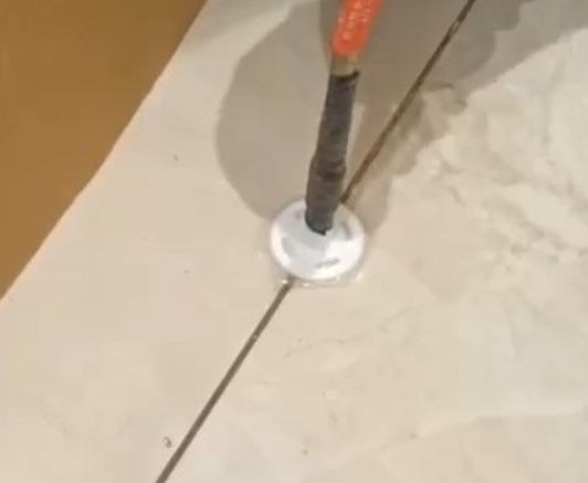 绵阳瓷砖空鼓维修公司专业解答瓷砖在铺贴过程中，如果没有涂抹均匀到位的粘结材料（如水泥砂浆或瓷砖胶），可能会导致以下问题