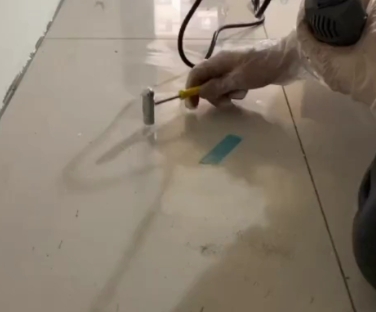 绵阳瓷砖开裂维修公司专业分享瓷砖在铺贴前如果没有沥干水分，将会导致以下问题